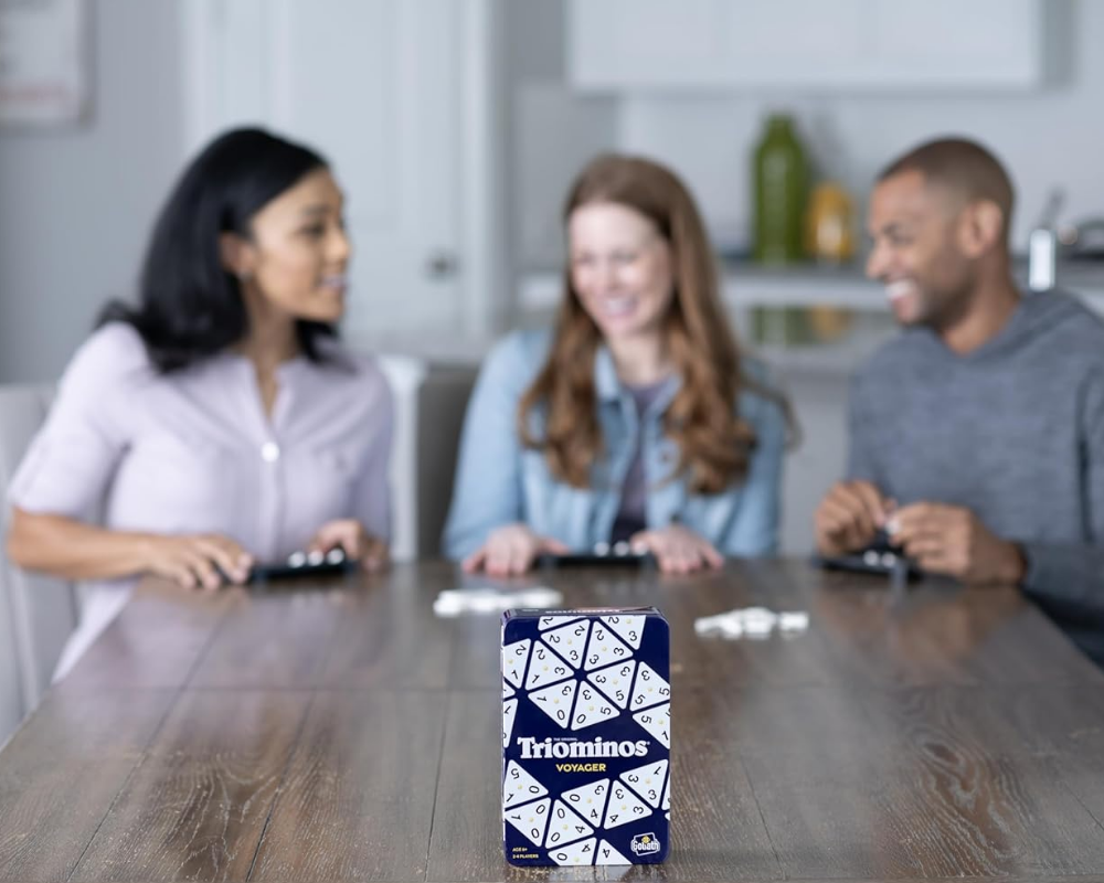 Triominos Viaje: Caja Metálica. Juego de Mesa. Goliath