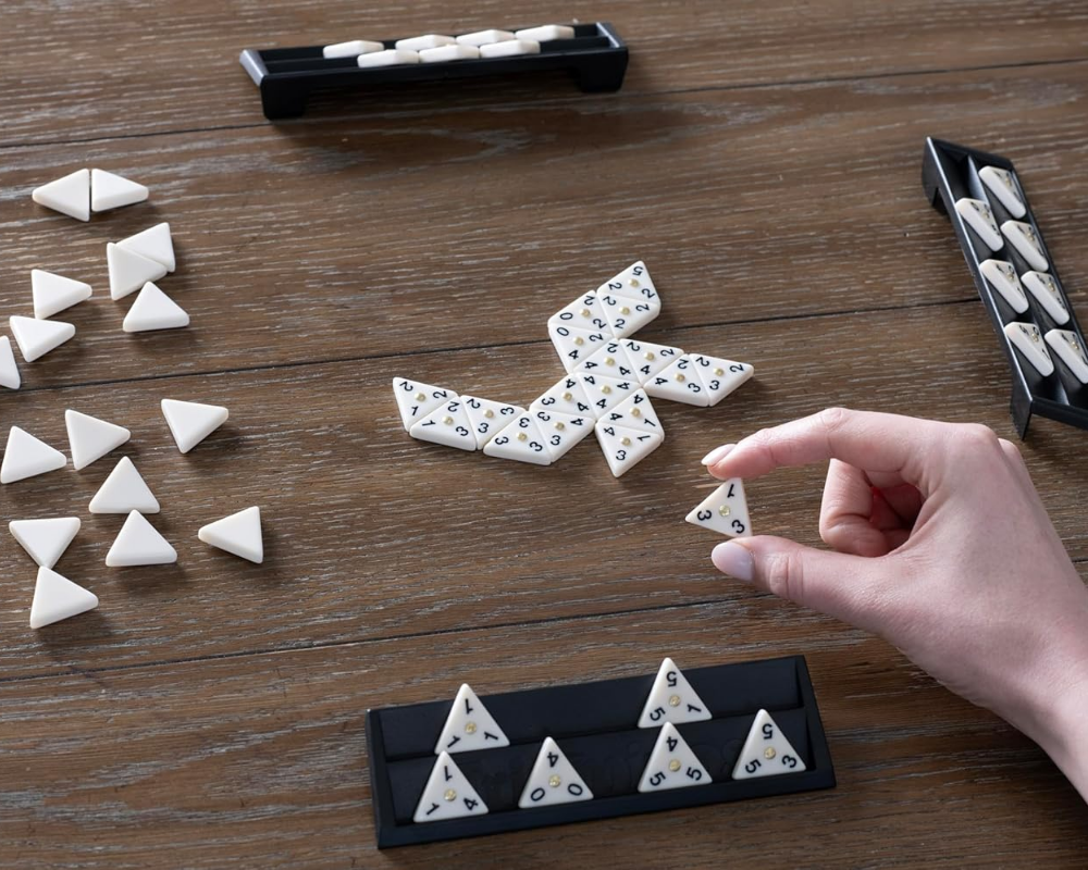 Triominos Viaje: Caja Metálica. Juego de Mesa. Goliath