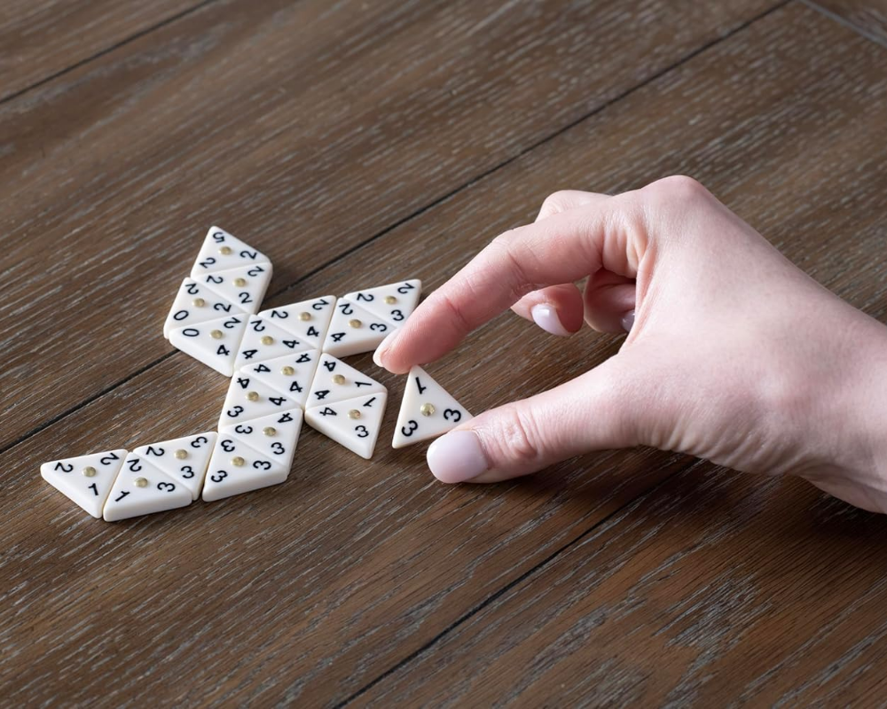 Triominos Viaje: Caja Metálica. Juego de Mesa. Goliath